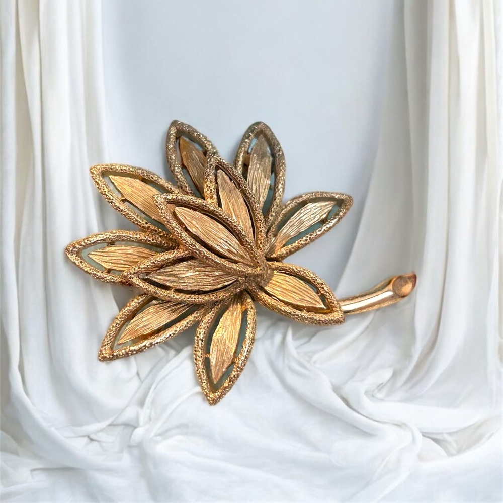 Vintage AVON Flower Brooch
